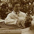 El doctor Jaume Ferran Clúa, con su nieto y ayudante Joan Vidal Ferran, a finales de los años 20