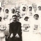 Don Tiso, junto con un grupo de niñas de Primera Comunión.