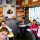 Colegio sobre ruedas: los niños aprenden a leer y a escribir en un aula móvil