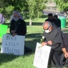 El obispo de El Paso -donde sólo uno de cada 10 católicos es blanco- y algunos de sus clérigos, rezan por George Floyd y la paz en EEUU