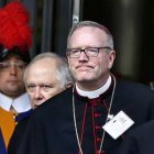 En el centro de la imagen, Robert Barron, obispo auxiliar de Los Ángeles, durante el sínodo de los jóvenes, del que salió hondamente preocupado. Foto: Paul Haring / CNS.