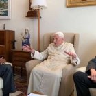 Benedicto XVI recibió recientemente a los ganadores de este años del premio de teología que lleva su nombre, Paul Beré (izquierda) y Charles Taylor (derecha). Foto: Fundación Joseph Ratzinger/Benedicto XVI.