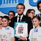 Macron y la directora general de la Unesco, Audrey Azoulay, durante la celebración del 30 aniversario de la Convención de los derechos de la Infancia