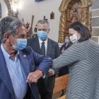 Misa de la Virgen del Mar de 2020 en Santander - la alcaldesa, Gema Igual y el presidente autonómico, Miguel Ángel Revilla, chocan sus codos, quizá sonríen bajo sus mascarillas