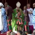 Momento de las ofrendas en esta misa del Día de los Migrantes y Refugiados en la Plaza de San Pedro