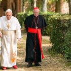 Jonathan Pryce guarda un sorprendente parecido físico con Francisco. Anthony Hopkins, que siempre estudia bien a sus personajes, parece en este caso haber aceptado la caricatura que le presentaron en el guión.