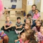 Un drag queen cuenta sus historias a niños en una guardería de Canadá... ¿tienen los padres derecho a no exponer sus hijos a ciertas actividades e ideologías?
