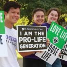 Jóvenes provida de Hawaii con carteles a favor de la vida