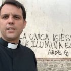 Don Julián Lozano, ante la pintada aparecida en su parroquia
