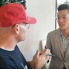 Un activista de MassResistance discute con el legislador de California y activista gay, Ewan Low