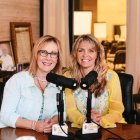 Julie Nelson (izquierda de la foto) y Chris Magruder conducen el programa Catholic Women Now en Iowa Catholic Radio. Aquí nació la idea de expresar en un vídeo qué es la misa.