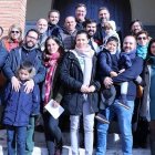 Foto tras la consagración del equipo que forma ReL, junto a sus familias, y algunos colaboradores y patronos