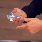 Jordi Cruz, jurado de Masterchef, sostiene sorprendido la cruz que tenía en su mesa Juan, concursante de 10 años