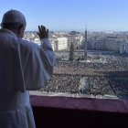 El Papa salió al balcón de la basílica vaticana para realizar en Navidad la bendición Urbi et Orbi