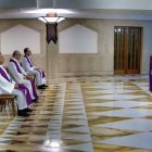 El Papa sigue celebrando misa en Santa Marta, pero prácticamente solo y con los pocos asistentes guardando el metro de seguridad que impone la epidemia.