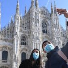 Unos turistas se hacen fotos ante el Duomo de Milán