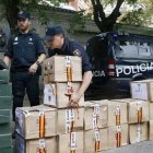 Los agentes cargan todos los alimentos que les han regalado en un furgón policial para trasladarlos a la parroquia / EFE