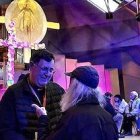 El sacerdote Álvaro Cárdenas conversa con un sin techo durante la reciente Jornada Mundial de los Pobres celebrada en Lourdes. Hogares Lázaro no solo ofrece ayuda material, sino que crea un hogar de convivencia con voluntarios en torno al Santísimo.