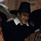 A la derecha, Tim Roth interpreta a Cromwell en Matar a un rey, película de 2003; que los ingleses mataran a su rey impactó a toda Europa