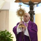 En sus misas en Santa Marta durante esta cuarentena, el Papa suele finalizar realizando una bendición solemne con el Santísimo