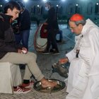 El cardenal Marto lavó los pies a tres peregrinos en representación de los miles que no pudieron acudir a Fátima / Santuario de Fátima