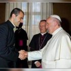 Fabio Salerno, italiano que ha trabajado en Indonesia y Estrasburgo, es el nuevo secretario del Papa -aquí se le ve saludando al Pontífice