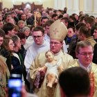 En esta foto navideña, fray Nikolay Dubinin -revestido, con gafas, precede al arzobispo Pezzi, a quien ayudará como obispo auxiliar