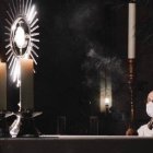Adoración en Santa María del Mar, Barcelona, después del Corpus, con mascarillas, el cardenal Omella y turnos toda la noche