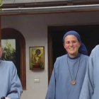 La hermana Fátima, en el centro de la imagen junto a dos hermanas de la Comunidad del Cordero en Granada / Archidiócesis de Granada