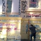 Voluntarios reparan la fachada de los Ángeles Custodios en Santiago de Chile, monumento nacional vandalizado por feministas abortistas