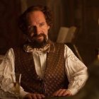 Charles Dickens interpretado por Ralph Fiennes en «La Mujer Invisible» (2013), dirigida por él mismo.