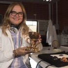 Ana Mafé, doctora en Historia del Arte, posa con una réplica del Santo Cáliz de Valencia
