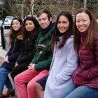 Los jóvenes rescatadores informan a las mujeres sobre las alternativas y ofrecen la ayuda que puedan necesitar