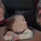 En la película Pan del Cielo, unos mendigos encuentran un bebé... pero resulta que, misteriosamente, mucha gente no es capaz de verlo