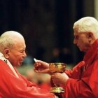 El entonces cardenal Ratzinger, luego Benedicto XVI, dando la comunión a Juan Pablo II, ya enfermó