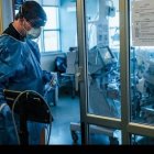 El padre Connors se prepara para administrar la extrema unción a un paciente sedado y entubado - Fotos del reportaje del The New York Times