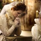 Cate Blanchett encarnó a Isabel I en «Elizabeth: la edad de oro» (2007), de Shekhar Kapur. En segundo plano, Abbie Cornish en el papel de Bess Throckmorton, Lady Raleigh, su dama de compañía.
