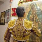 Diego Silveti, encomendándose e la Virgen en la Monumental de México