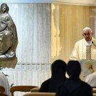 Es el Padre quien pone paz entre los hermanos: esa orfandad conduce a los insultos y a las guerras, dio Francisco este domingo.