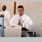 Boris Castillo, como diácono, proclama el Evangelio en la Santa Misa