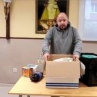 Este sacerdote ha hecho de todo durante la pandemia, desde celebrar misa por internet a cocinar para las personas mayores