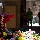 L'ou com balla es tradicional durante el Corpus de Barcelona - el huevo simboliza la Hostia elevada y la fuente roja el Cáliz