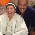 Mel Gibson junto a su padre Hutton, en la fiesta de su 99º cumpleaños, en agosto de 2017. Foto: Twitter.