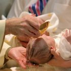 La nota doctrinal explica por qué no está permitido alterar la fórmula del Bautismo