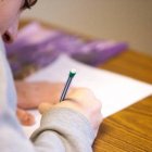 Escribir cartas de papel, a mano, con dibujos, con destinatario y remitente... los abuelos y enfermos las reciben con alegría