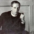 Ronald Knox, con su característica pipa, en una foto tomada en The Old Palace, sede de la capellanía católica de la Universidad de Oxford.