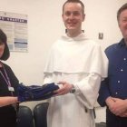 Chris ha cambiado temporalmente su hábito dominico por su uniforme de médico