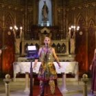 Espectáculo harekrishna en el altar de la basílica de la Inmaculada de Botafogo... al menos, el Santísimo no estaba en el lugar