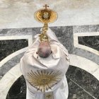 La Eucaristía es la memoria que, con su Presencia, nos deja Dios de su amor, y por eso sana todas nuestras heridas, dijo el Papa en su homilía y en el Angelus posterior.