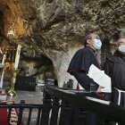 Sanz Montes muestra al nuncio Auza la gruta de la Virgen en Covadonga
